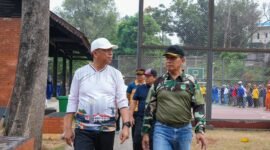 Foto: Wali Kota Administrasi Jakarta Timur Munjirin meninjau pelaksanaan kegiatan Gerebek Lumpur di kawasan Kali Sunter, RW 09 Radar Utara, Kelurahan Cipinang Melayu, Kecamatan Makasar, Jakarta Timur, Jumat (2/10/2026).