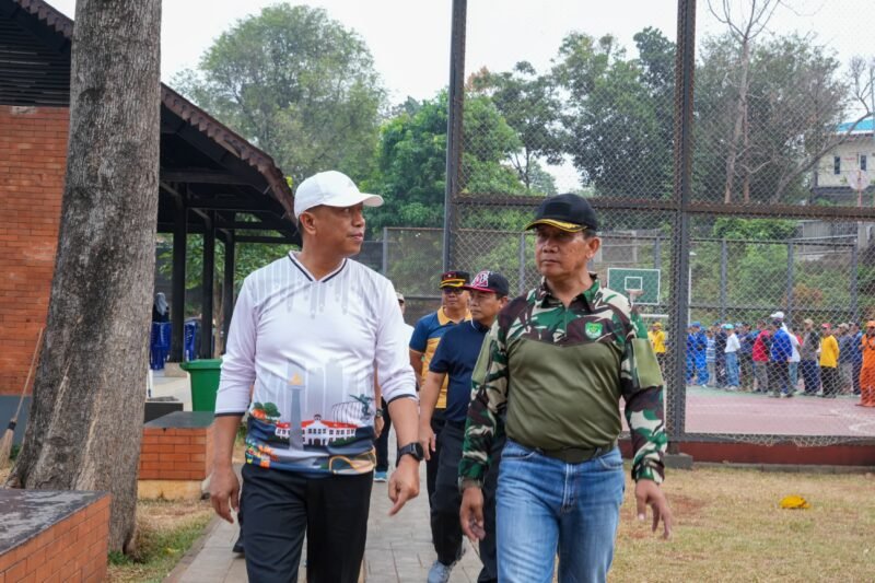 Foto: Wali Kota Administrasi Jakarta Timur Munjirin meninjau pelaksanaan kegiatan Gerebek Lumpur di kawasan Kali Sunter, RW 09 Radar Utara, Kelurahan Cipinang Melayu, Kecamatan Makasar, Jakarta Timur, Jumat (2/10/2026).