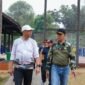 Foto: Wali Kota Administrasi Jakarta Timur Munjirin meninjau pelaksanaan kegiatan Gerebek Lumpur di kawasan Kali Sunter, RW 09 Radar Utara, Kelurahan Cipinang Melayu, Kecamatan Makasar, Jakarta Timur, Jumat (2/10/2026).