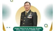 Foto: Brigjen TNI Dr. Dr. dr. Jonny, Sp.PD-KGH., M.Kes., M.M., D.C.N., DABRM, FISN., merupakan dokter prajurit yang mengabdikan perjalanan kariernya di bidang militer, kedokteran, pendidikan, dan penelitian. Sejak 15 Agustus 2025