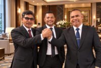 Foto: Tiga putra Amanatun, Dr. Marten Tualaka, S.H., M.Si., Roby Alunat, SE.MM., dan Wilber Petrus Ottu, S.H., menunjukkan komitmen bersama dalam memperkuat perjuangan pembentukan Kabupaten Amanatun sebagai Daerah Otonomi Baru (DOB).