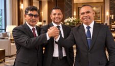 Foto: Tiga putra Amanatun, Dr. Marten Tualaka, S.H., M.Si., Roby Alunat, SE.MM., dan Wilber Petrus Ottu, S.H., menunjukkan komitmen bersama dalam memperkuat perjuangan pembentukan Kabupaten Amanatun sebagai Daerah Otonomi Baru (DOB).