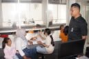 Tembok tinggi dan jeruji besi tak sepenuhnya mampu membendung kerinduan anak kepada orang tua yang sedang menjalani masa pidana.