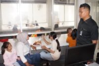 Tembok tinggi dan jeruji besi tak sepenuhnya mampu membendung kerinduan anak kepada orang tua yang sedang menjalani masa pidana.