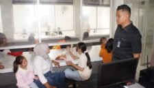 Tembok tinggi dan jeruji besi tak sepenuhnya mampu membendung kerinduan anak kepada orang tua yang sedang menjalani masa pidana.