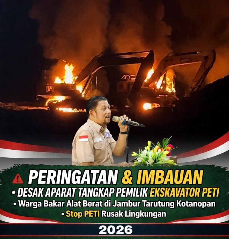 Foto: Tiga unit ekskavator yang diduga digunakan untuk aktivitas Pertambangan Tanpa Izin (PETI) dibakar warga di Desa Jambur Tarutung, Kecamatan Kotanopan, Kabupaten Mandailing Natal (Madina), Minggu (4/10/2026) dini hari.