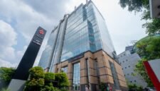 Foto: Gedung Bank Jakarta tampak berdiri megah di kawasan Jakarta, Minggu (4/10/2026). Bank Jakarta, nama komersial baru dari PT Bank DKI, terus mendorong transformasi bisnis melalui digitalisasi layanan, efisiensi operasional, penguatan tata kelola, serta pengembangan ekosistem keuangan daerah.