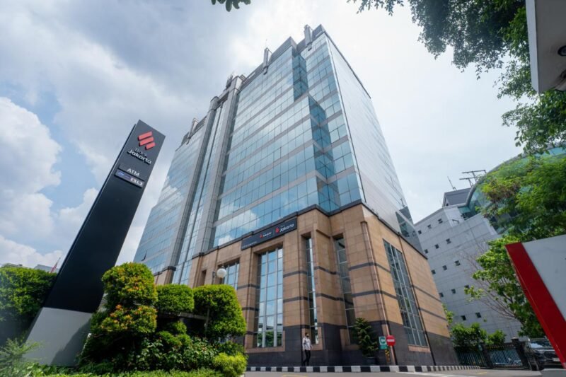Foto: Gedung Bank Jakarta tampak berdiri megah di kawasan Jakarta, Minggu (4/10/2026). Bank Jakarta, nama komersial baru dari PT Bank DKI, terus mendorong transformasi bisnis melalui digitalisasi layanan, efisiensi operasional, penguatan tata kelola, serta pengembangan ekosistem keuangan daerah.