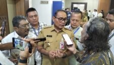 Foto: Wali Kota Jakarta Pusat Arifin memberikan keterangan kepada wartawan usai membuka Uji Kompetensi Wartawan (UKW) Angkatan ke-66 PWI Jaya di Kantor Wali Kota Administrasi Jakarta Pusat, Senin (5/10/2026).