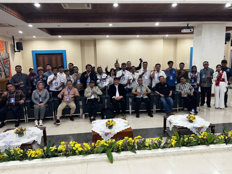 Direktur Uji Kompetensi Wartawan (UKW) PWI Pusat Dr. Aat Surya Safaat menutup pelaksanaan UKW PWI Jaya Angkatan ke-66, Selasa (6/10). UKW yang digelar sejak Senin (5/10) di Ruang Serbaguna Besar Wali Kota Administrasi Jakarta Pusat diikuti 21 peserta, dan hanya satu yang dinyatakan belum kompeten.