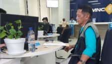Foto: Letkol Purn. Suwito mendatangi kantor bank untuk menindaklanjuti dugaan pembobolan rekening yang menyebabkan dana sekitar Rp273 juta berpindah tanpa persetujuannya. Suwito sebelumnya mengaku menjadi korban dugaan penipuan digital yang mengatasnamakan ASABRI.