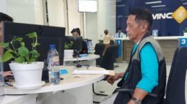 Foto: Letkol Purn. Suwito mendatangi kantor bank untuk menindaklanjuti dugaan pembobolan rekening yang menyebabkan dana sekitar Rp273 juta berpindah tanpa persetujuannya. Suwito sebelumnya mengaku menjadi korban dugaan penipuan digital yang mengatasnamakan ASABRI.