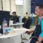 Foto: Letkol Purn. Suwito mendatangi kantor bank untuk menindaklanjuti dugaan pembobolan rekening yang menyebabkan dana sekitar Rp273 juta berpindah tanpa persetujuannya. Suwito sebelumnya mengaku menjadi korban dugaan penipuan digital yang mengatasnamakan ASABRI.