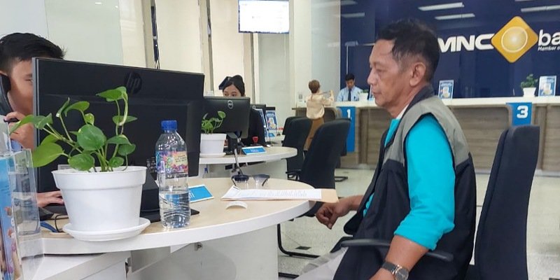 Foto: Letkol Purn. Suwito mendatangi kantor bank untuk menindaklanjuti dugaan pembobolan rekening yang menyebabkan dana sekitar Rp273 juta berpindah tanpa persetujuannya. Suwito sebelumnya mengaku menjadi korban dugaan penipuan digital yang mengatasnamakan ASABRI.
