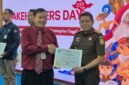 Foto: Kepala Kejaksaan Negeri Kota Bogor Dr. Agus Wirawan Eko Saputro menerima piagam penghargaan dari KPPN Bogor atas ketepatan dan kecepatan penyampaian SPM Gaji Induk.