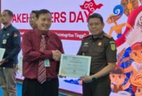 Foto: Kepala Kejaksaan Negeri Kota Bogor Dr. Agus Wirawan Eko Saputro menerima piagam penghargaan dari KPPN Bogor atas ketepatan dan kecepatan penyampaian SPM Gaji Induk.