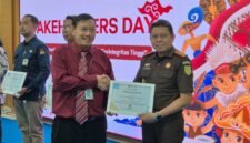 Foto: Kepala Kejaksaan Negeri Kota Bogor Dr. Agus Wirawan Eko Saputro menerima piagam penghargaan dari KPPN Bogor atas ketepatan dan kecepatan penyampaian SPM Gaji Induk.