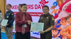 Foto: Kepala Kejaksaan Negeri Kota Bogor Dr. Agus Wirawan Eko Saputro menerima piagam penghargaan dari KPPN Bogor atas ketepatan dan kecepatan penyampaian SPM Gaji Induk.