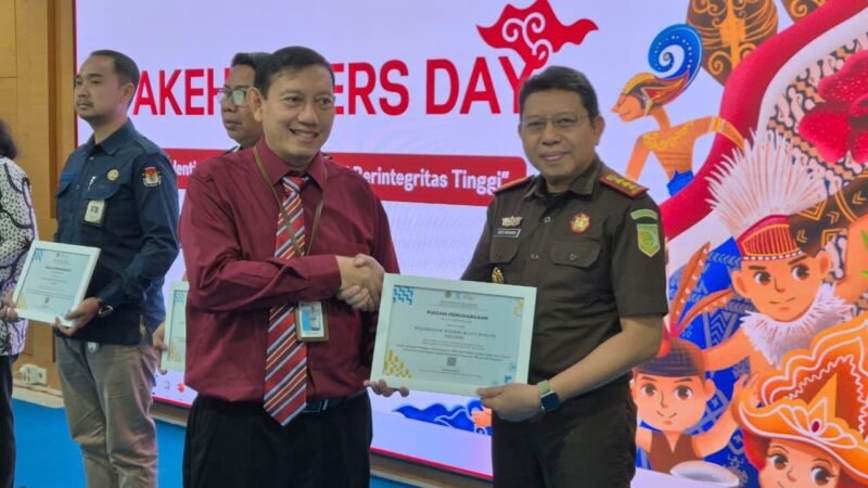 Foto: Kepala Kejaksaan Negeri Kota Bogor Dr. Agus Wirawan Eko Saputro menerima piagam penghargaan dari KPPN Bogor atas ketepatan dan kecepatan penyampaian SPM Gaji Induk.