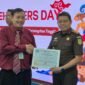Foto: Kepala Kejaksaan Negeri Kota Bogor Dr. Agus Wirawan Eko Saputro menerima piagam penghargaan dari KPPN Bogor atas ketepatan dan kecepatan penyampaian SPM Gaji Induk.