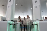 Sebanyak 10 unit autogate resmi beroperasi di Bandara Internasional Ahmad Yani, Semarang, Jawa Tengah, pada 9 Oktober 2026. Fasilitas ini ditujukan untuk mempercepat pemeriksaan keimigrasian bagi penumpang internasional dengan waktu layanan sekitar 15–25 detik per orang.