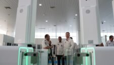 Sebanyak 10 unit autogate resmi beroperasi di Bandara Internasional Ahmad Yani, Semarang, Jawa Tengah, pada 9 Oktober 2026. Fasilitas ini ditujukan untuk mempercepat pemeriksaan keimigrasian bagi penumpang internasional dengan waktu layanan sekitar 15–25 detik per orang.