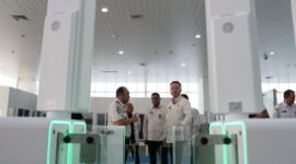 Sebanyak 10 unit autogate resmi beroperasi di Bandara Internasional Ahmad Yani, Semarang, Jawa Tengah, pada 9 Oktober 2026. Fasilitas ini ditujukan untuk mempercepat pemeriksaan keimigrasian bagi penumpang internasional dengan waktu layanan sekitar 15–25 detik per orang.