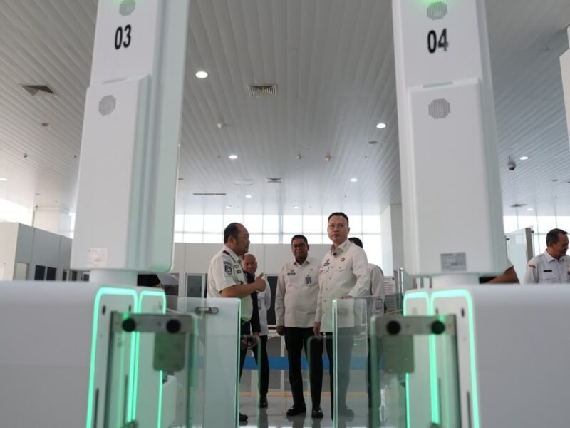 Sebanyak 10 unit autogate resmi beroperasi di Bandara Internasional Ahmad Yani, Semarang, Jawa Tengah, pada 9 Oktober 2026. Fasilitas ini ditujukan untuk mempercepat pemeriksaan keimigrasian bagi penumpang internasional dengan waktu layanan sekitar 15–25 detik per orang.