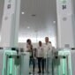 Sebanyak 10 unit autogate resmi beroperasi di Bandara Internasional Ahmad Yani, Semarang, Jawa Tengah, pada 9 Oktober 2026. Fasilitas ini ditujukan untuk mempercepat pemeriksaan keimigrasian bagi penumpang internasional dengan waktu layanan sekitar 15–25 detik per orang.