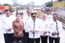 Foto: Gubernur DKI Jakarta Pramono Anung bersama jajaran pejabat terkait meninjau pembangunan jalan tembus Kelapa Gading–Pulogadung di kawasan Pegangsaan Dua, Jakarta Utara, Jumat (9/10/2026).