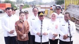 Foto: Gubernur DKI Jakarta Pramono Anung bersama jajaran pejabat terkait meninjau pembangunan jalan tembus Kelapa Gading–Pulogadung di kawasan Pegangsaan Dua, Jakarta Utara, Jumat (9/10/2026).