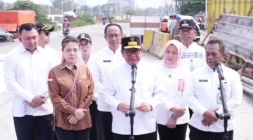 Foto: Gubernur DKI Jakarta Pramono Anung bersama jajaran pejabat terkait meninjau pembangunan jalan tembus Kelapa Gading–Pulogadung di kawasan Pegangsaan Dua, Jakarta Utara, Jumat (9/10/2026).