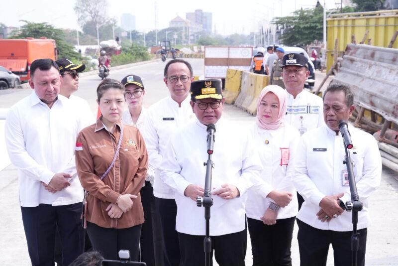 Foto: Gubernur DKI Jakarta Pramono Anung bersama jajaran pejabat terkait meninjau pembangunan jalan tembus Kelapa Gading–Pulogadung di kawasan Pegangsaan Dua, Jakarta Utara, Jumat (9/10/2026).