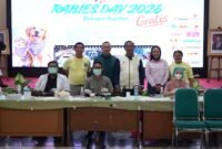 Foto: Wali Kota Administrasi Jakarta Timur, Munjirin, bersama jajaran petugas kesehatan hewan dan panitia berfoto bersama dalam rangka peringatan World Rabies Day 2026 di halaman Kantor Wali Kota Jakarta Timur, Minggu (11/10/2026).