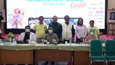 Foto: Wali Kota Administrasi Jakarta Timur, Munjirin, bersama jajaran petugas kesehatan hewan dan panitia berfoto bersama dalam rangka peringatan World Rabies Day 2026 di halaman Kantor Wali Kota Jakarta Timur, Minggu (11/10/2026).