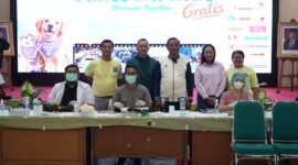 Foto: Wali Kota Administrasi Jakarta Timur, Munjirin, bersama jajaran petugas kesehatan hewan dan panitia berfoto bersama dalam rangka peringatan World Rabies Day 2026 di halaman Kantor Wali Kota Jakarta Timur, Minggu (11/10/2026).