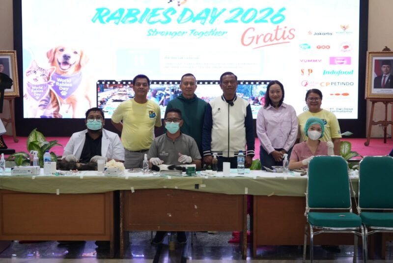 Foto: Wali Kota Administrasi Jakarta Timur, Munjirin, bersama jajaran petugas kesehatan hewan dan panitia berfoto bersama dalam rangka peringatan World Rabies Day 2026 di halaman Kantor Wali Kota Jakarta Timur, Minggu (11/10/2026).