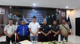 Kantor Imigrasi Sorong menyerahkan seorang warga negara (WN) China berinisial WS beserta sejumlah barang bukti kepada Polda Papua Barat Daya untuk menjalani proses hukum terkait dugaan perburuan penyu secara ilegal di kawasan Piaynemo, Kabupaten Raja Ampat, Papua Barat.
