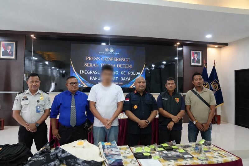 Kantor Imigrasi Sorong menyerahkan seorang warga negara (WN) China berinisial WS beserta sejumlah barang bukti kepada Polda Papua Barat Daya untuk menjalani proses hukum terkait dugaan perburuan penyu secara ilegal di kawasan Piaynemo, Kabupaten Raja Ampat, Papua Barat.