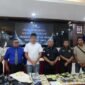 Kantor Imigrasi Sorong menyerahkan seorang warga negara (WN) China berinisial WS beserta sejumlah barang bukti kepada Polda Papua Barat Daya untuk menjalani proses hukum terkait dugaan perburuan penyu secara ilegal di kawasan Piaynemo, Kabupaten Raja Ampat, Papua Barat.