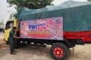 Foto: Seorang relawan memasang spanduk PWI Babel Peduli pada armada pengangkut logistik bantuan untuk korban kebakaran di Dusun Serdang, Desa Jelutung II, Kecamatan Simpang Rimba, Kabupaten Bangka Selatan, Selasa (13/10/2026).
