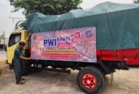 Foto: Seorang relawan memasang spanduk PWI Babel Peduli pada armada pengangkut logistik bantuan untuk korban kebakaran di Dusun Serdang, Desa Jelutung II, Kecamatan Simpang Rimba, Kabupaten Bangka Selatan, Selasa (13/10/2026).