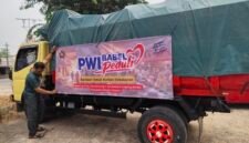 Foto: Seorang relawan memasang spanduk PWI Babel Peduli pada armada pengangkut logistik bantuan untuk korban kebakaran di Dusun Serdang, Desa Jelutung II, Kecamatan Simpang Rimba, Kabupaten Bangka Selatan, Selasa (13/10/2026).
