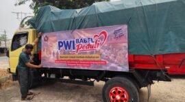 Foto: Seorang relawan memasang spanduk PWI Babel Peduli pada armada pengangkut logistik bantuan untuk korban kebakaran di Dusun Serdang, Desa Jelutung II, Kecamatan Simpang Rimba, Kabupaten Bangka Selatan, Selasa (13/10/2026).