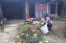 Foto: Pengurus DPD Partai Gerakan Rakyat Kabupaten Sukabumi bergotong royong membersihkan lingkungan sekretariat di Legos, Cicurug, Kabupaten Sukabumi, Jawa Barat, Selasa (13/10/2026). 