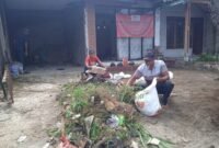 Foto: Pengurus DPD Partai Gerakan Rakyat Kabupaten Sukabumi bergotong royong membersihkan lingkungan sekretariat di Legos, Cicurug, Kabupaten Sukabumi, Jawa Barat, Selasa (13/10/2026). 