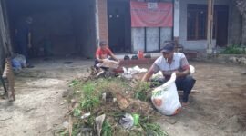 Foto: Pengurus DPD Partai Gerakan Rakyat Kabupaten Sukabumi bergotong royong membersihkan lingkungan sekretariat di Legos, Cicurug, Kabupaten Sukabumi, Jawa Barat, Selasa (13/10/2026). 
