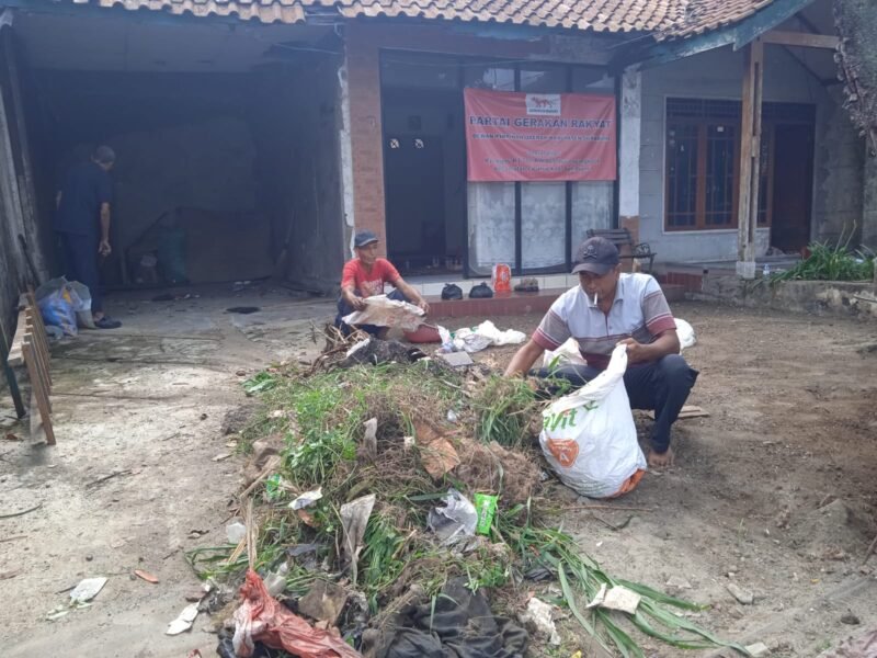 Foto: Pengurus DPD Partai Gerakan Rakyat Kabupaten Sukabumi bergotong royong membersihkan lingkungan sekretariat di Legos, Cicurug, Kabupaten Sukabumi, Jawa Barat, Selasa (13/10/2026). 