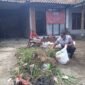 Foto: Pengurus DPD Partai Gerakan Rakyat Kabupaten Sukabumi bergotong royong membersihkan lingkungan sekretariat di Legos, Cicurug, Kabupaten Sukabumi, Jawa Barat, Selasa (13/10/2026). 
