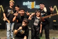 Shelyn Adlyani Hendroharto, drummer cilik berusia 8 tahun asal Sorong, Papua, kembali mencuri perhatian lewat penampilannya di panggung musik. Siswi kelas 3 SD Golden Gate Sorong itu tampil bermain drum bersama grup band Selagi Atmost di Cafe Selagi Dingin, Sorong, Sabtu malam (10/10/2026).